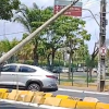 Carro derruba poste na Raul Lopes após motorista perder o controle