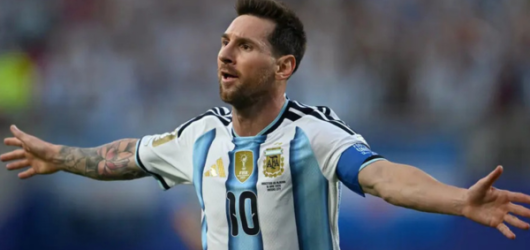 Após perder pênalti, Messi marca 17º gol em Copas e se torna o maior artilheiro da história