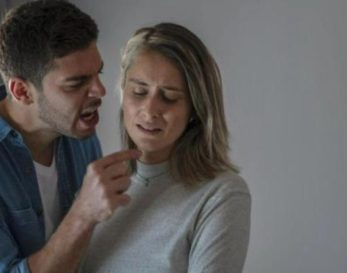 31% dos homens da Geração Z acreditam que a esposa deve ser submissa, diz estudo