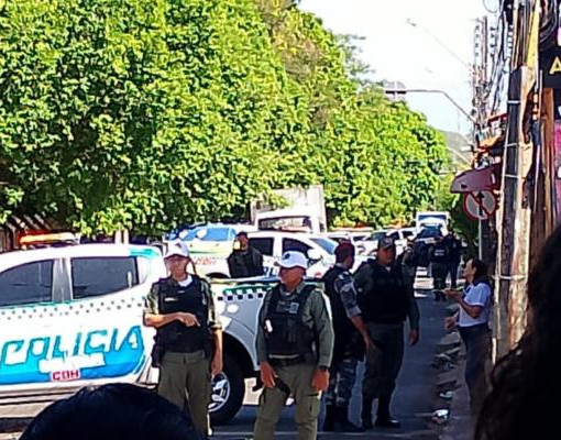 Mãe com quatro filhos é despejada e passa a viver em barraca após decisão judicial