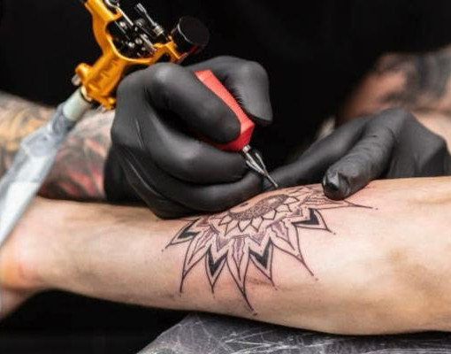 Anestesia para tatuagem estética é proibida pelo Conselho Federal de Medicina
