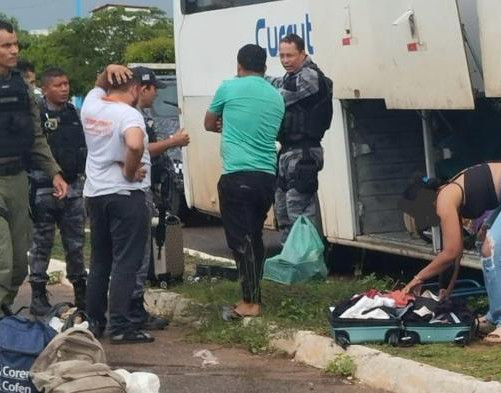 Adolescente é flagrado com centenas de munições e carga de drogas em ônibus