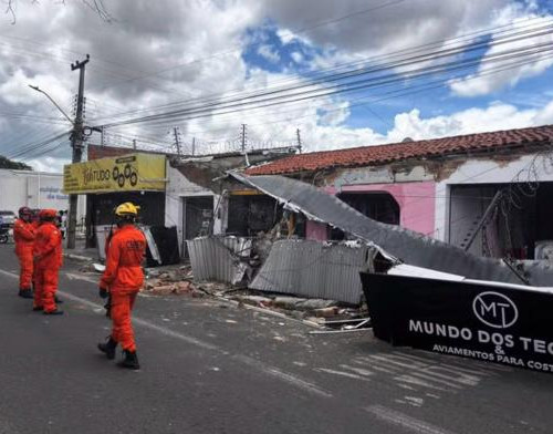 Idoso é atingido após estrutura de prédio desmoronar na Zona Sudeste de Teresina