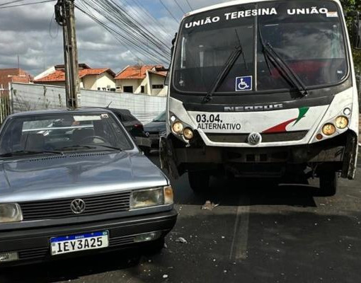 Batida entre micro-ônibus e carro deixa trânsito lento na Avenida Presidente Kennedy