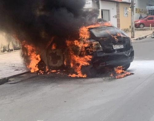 Veículo é destruído por fogo em avenida no Lourival Parente