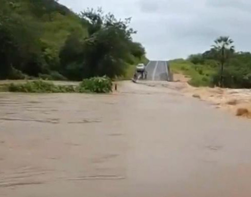 Trecho da rodovia entre Campinas e Floresta do Piauí fica totalmente alagado