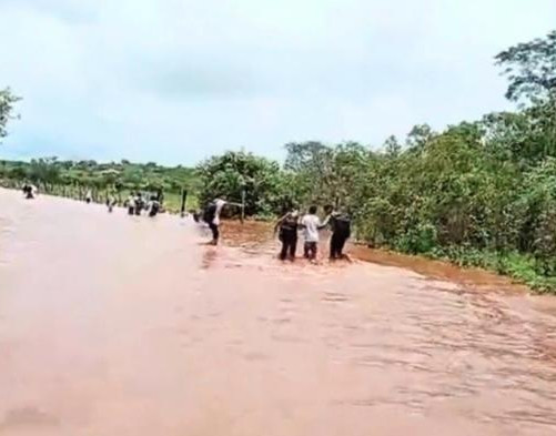 Alunos encaram água até a cintura após ônibus parar em estrada alagada