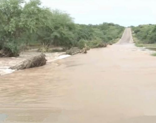 Parte da barragem cede e água cobre estrada entre Betânia e Paulistana