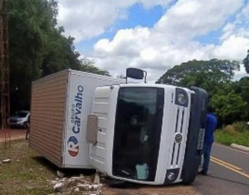 Pneu estoura e caminhão baú tomba na PI-113 entre José de Freitas e Teresina