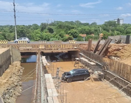 Motorista invade obra na BR-226 e carro cai em bueiro em Teresina