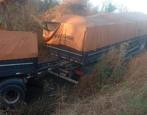 Motorista é retirado das ferragens após grave carreta tombar em Oeiras