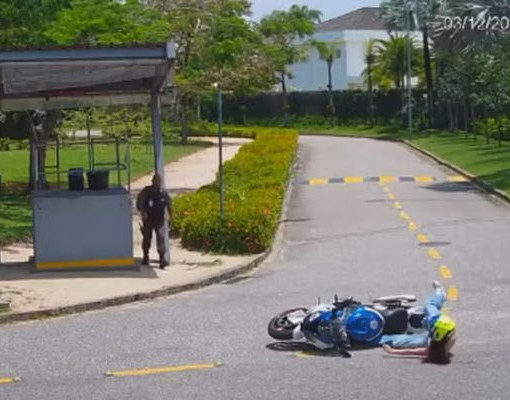 Juliette cai da moto de R$ 140 mil que ganhou de aniversário e mostra vídeo: “Inaugurando a moto”