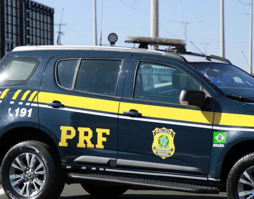Colisão frontal entre carro e ônibus deixa dois mortos na BR-343, no Piauí