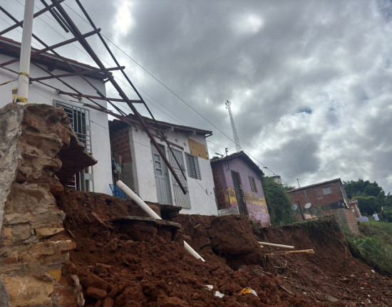 Deslizamento em Picos deixa famílias desabrigadas após vazamento de água