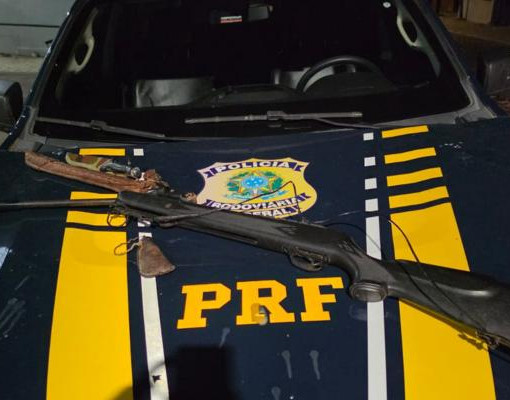 PRF apreende pistola .40 e espingarda em fiscalizações em Teresina e Bom Jesus