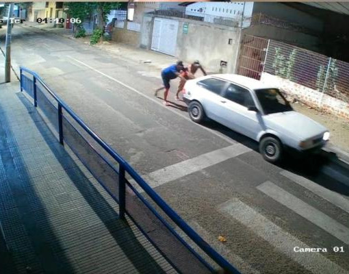 Trio furta carro antigo e foge após empurrar veículo pelas ruas de Teresina