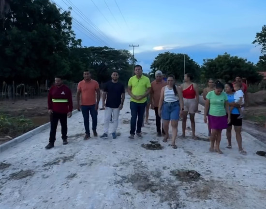 Deputado Carlos Augusto entrega calçamento à comunidade Tinguis, em José de Freitas