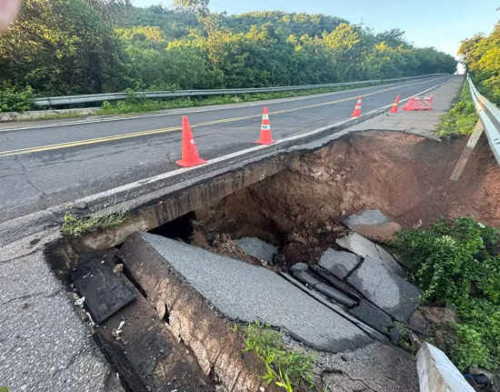 Rodovia BR-343 é bloqueada após erosão causar risco a motoristas no Piauí