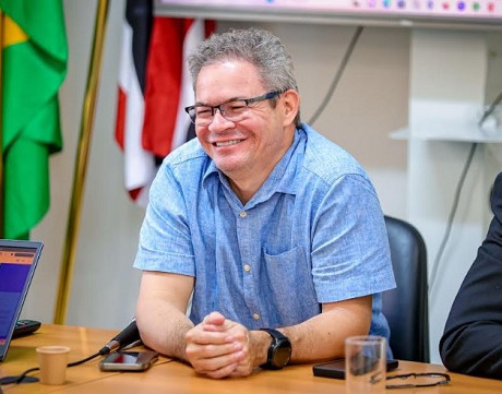 Com saúde e educação em 