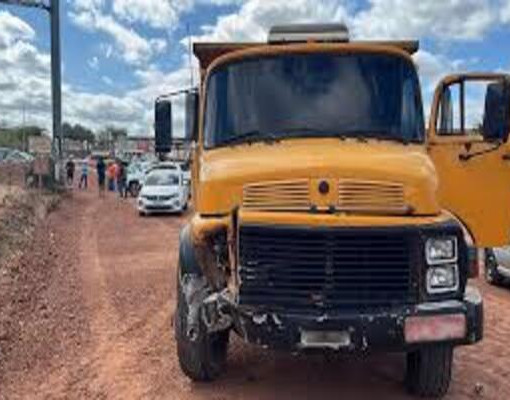 Porta de caminhão se abre e motorista é arremessado durante acidente na zona Sudeste