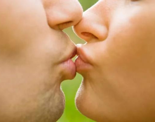 Para 50% das pessoas, beijo tem o mesmo peso de intimidade do sexo