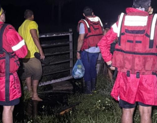 Bombeiros resgatam famílias ilhadas após forte chuva no litoral do Piauí