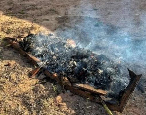 Caixão é encontrado em chamas em frente a cemitério em Alegrete do Piauí