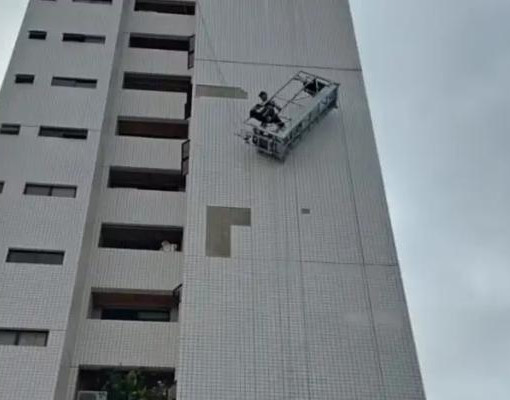 Trabalhador fica pendurado a 50 metros após falha de equipamentos em Teresina