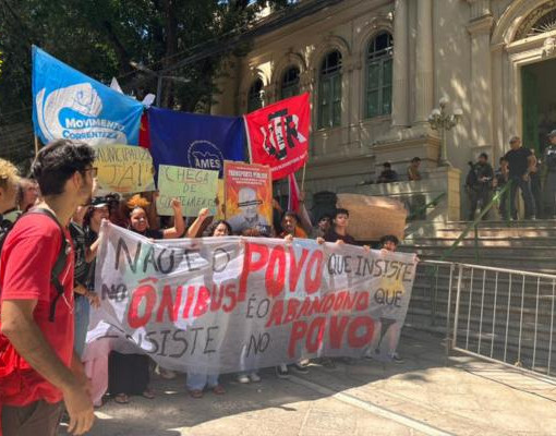 Motoristas de App e estudantes fazem protesto em frente à Prefeitura de Teresina