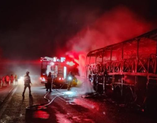 Ônibus de turismo pega fogo na BR-343, no Piauí, e fica totalmente destruído