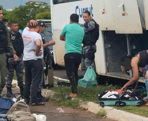 Adolescente é flagrado com centenas de munições e carga de drogas em ônibus