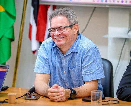Com saúde e educação em 