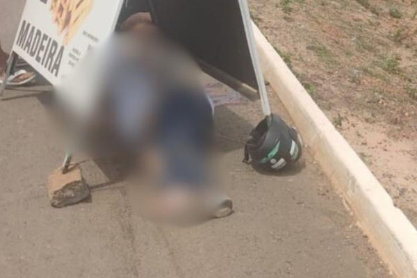 Motociclista morre após perder controle e colidir com poste na BR-343