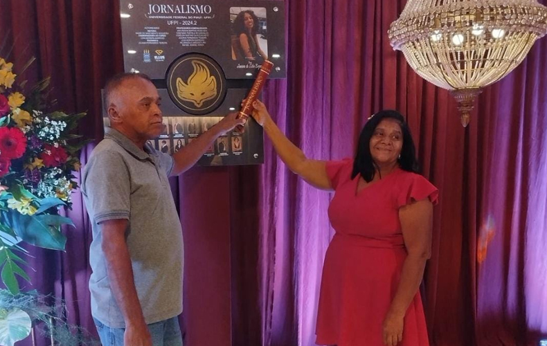 Pais de Janaína Bezerra recebem diploma simbólico da filha em cerimônia na UFPI