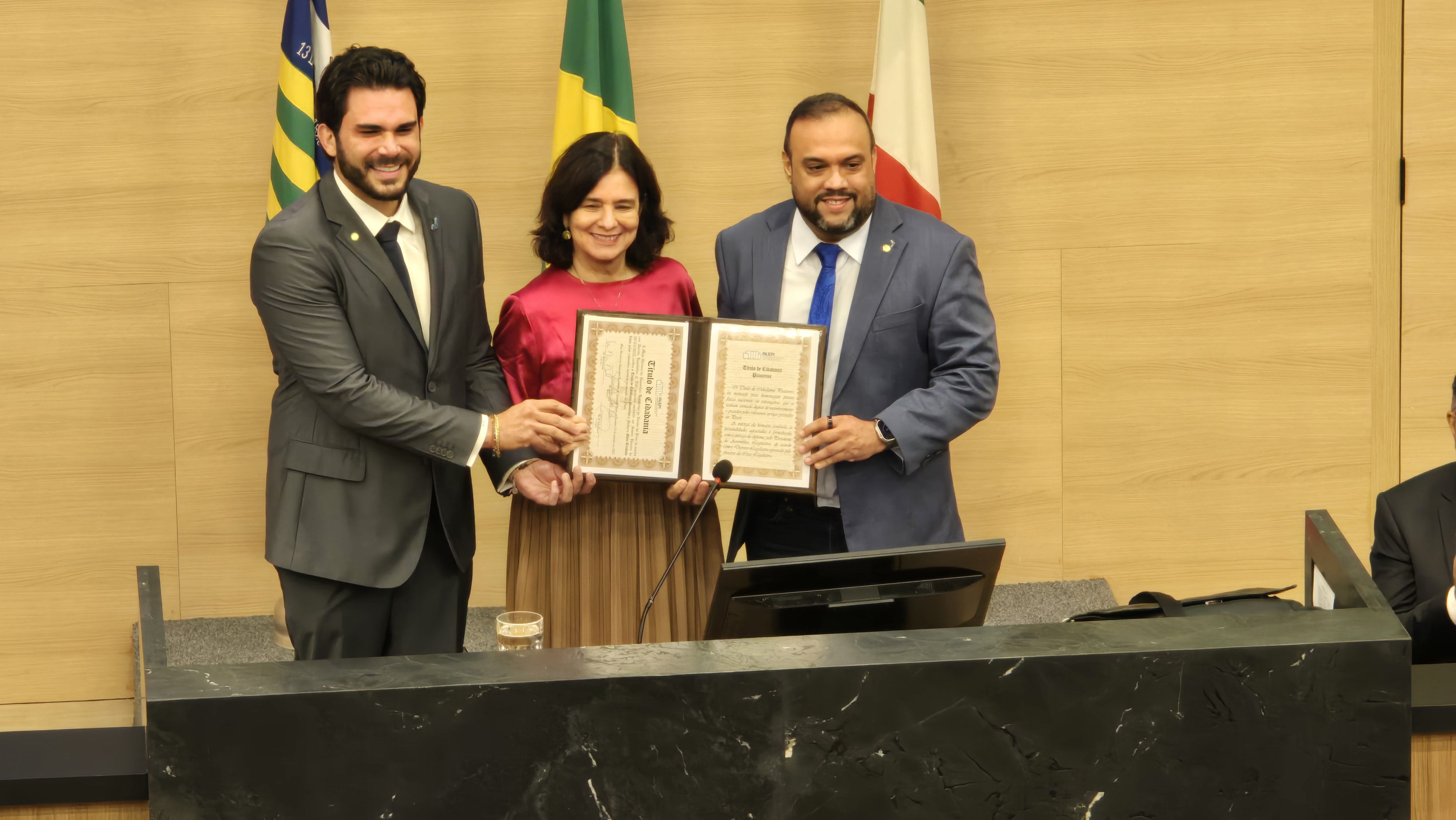 Ex-ministra da Saúde Nísia Trindade recebe título de cidadania piauiense na Alepi