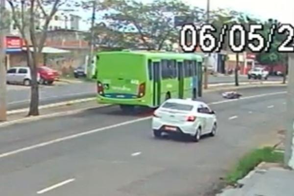 Mulher cai de moto em buraco na Miguel Rosa e escapa de atropelamento