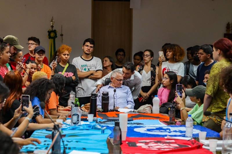 Reitor negocia com manifestantes e Reitoria da UFPI é desocupada após acordo