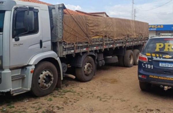 PRF apreende caminhão transportando madeira irregular em Batalha