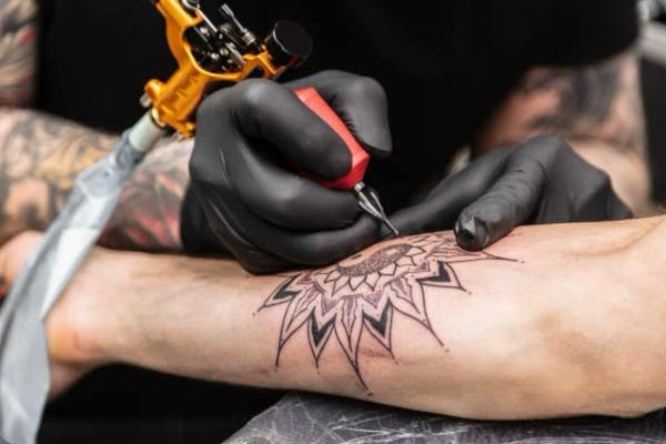 Anestesia para tatuagem estética é proibida pelo Conselho Federal de Medicina