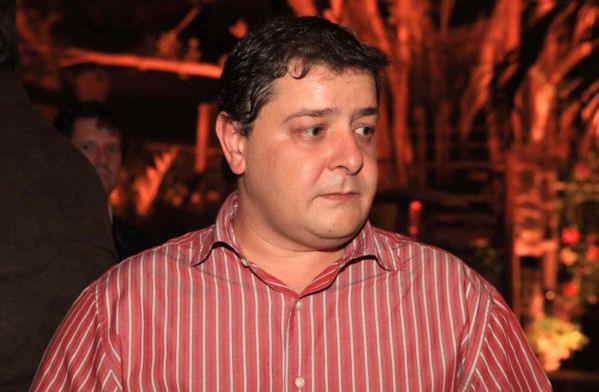 Filho de Lula sai do Brasil enquanto PF apura ligação com esquema no INSS