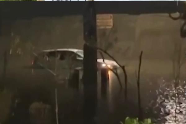 Carro fica preso após forte chuva que alagou ruas na zona Sul de Teresina