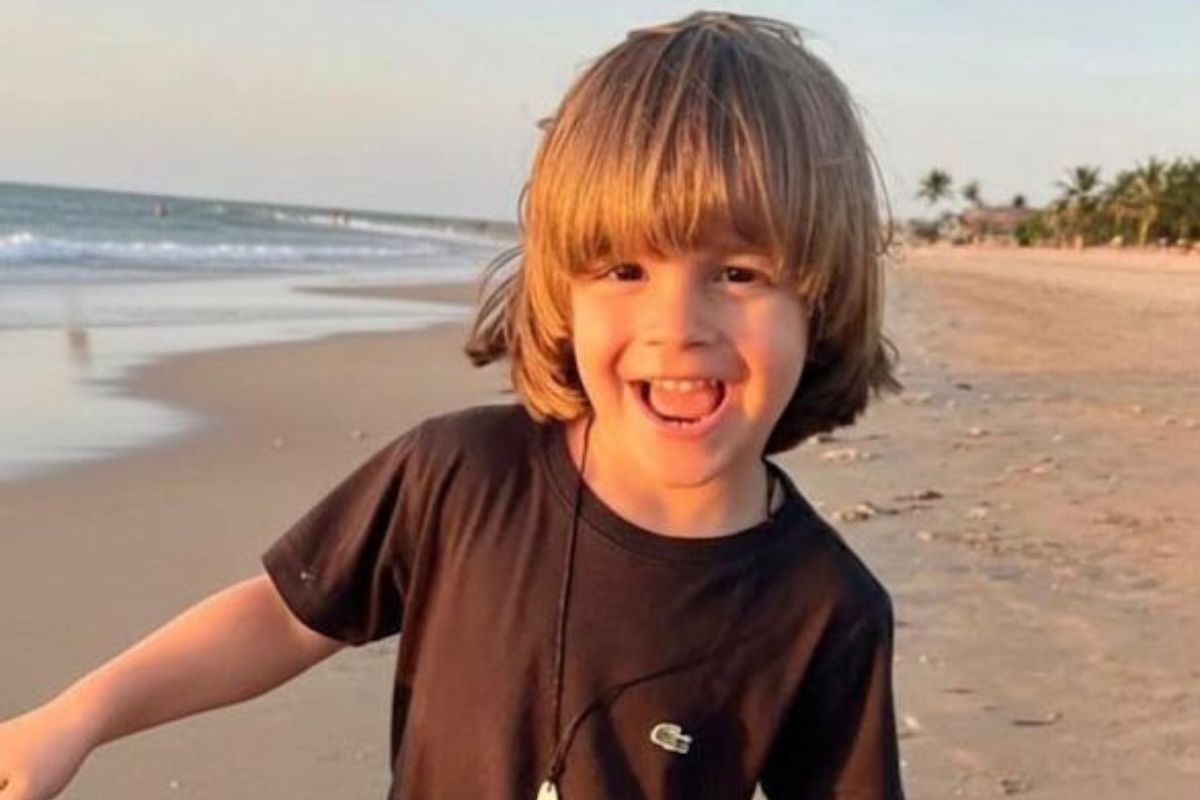 Família faz campanha para tratar menino de 5 anos com câncer raro no cérebro