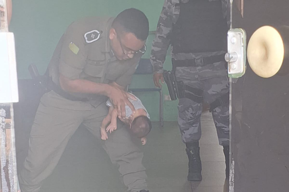Policial militar salva bebê engasgado com leite na zona Sudeste de Teresina