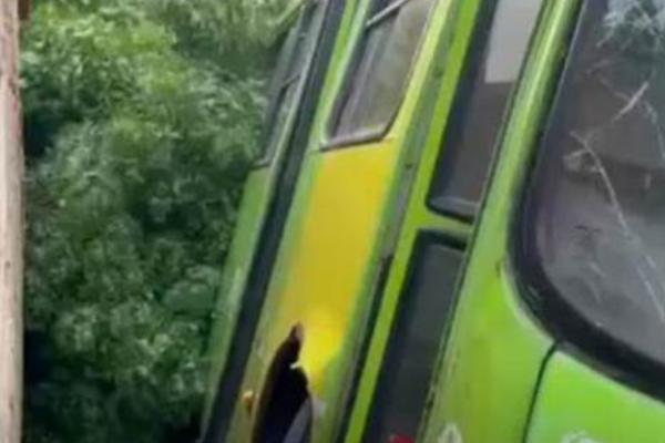 Ônibus perde controle após falha e destrói muro de casa em Nazária, no Piauí