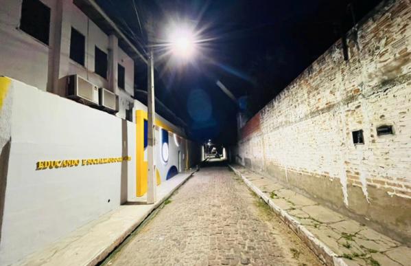 Nova iluminação melhora tráfego e segurança em rua próxima a escola em Esperantina