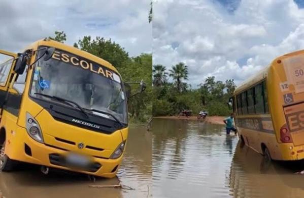 Ônibus escolar atola e quase tomba ao atravessar passagem molhada no Piauí