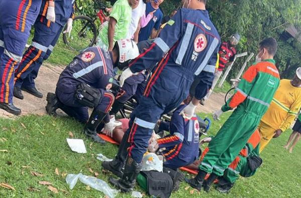 Passageira de moto que caiu de ponte é transferida para o HUT