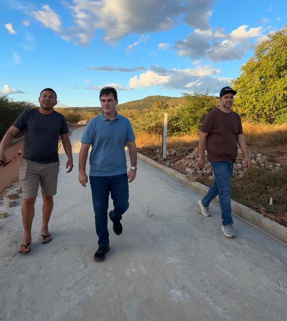 Severo Eulálio acompanha obras de calçamento e destaca melhorias no bairro Ipueiras