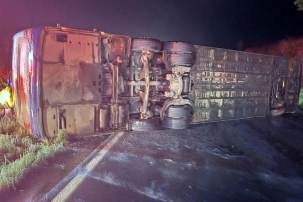 Ônibus com destino ao Piauí tomba na BR-020 após colisão e deixa 27 feridos
