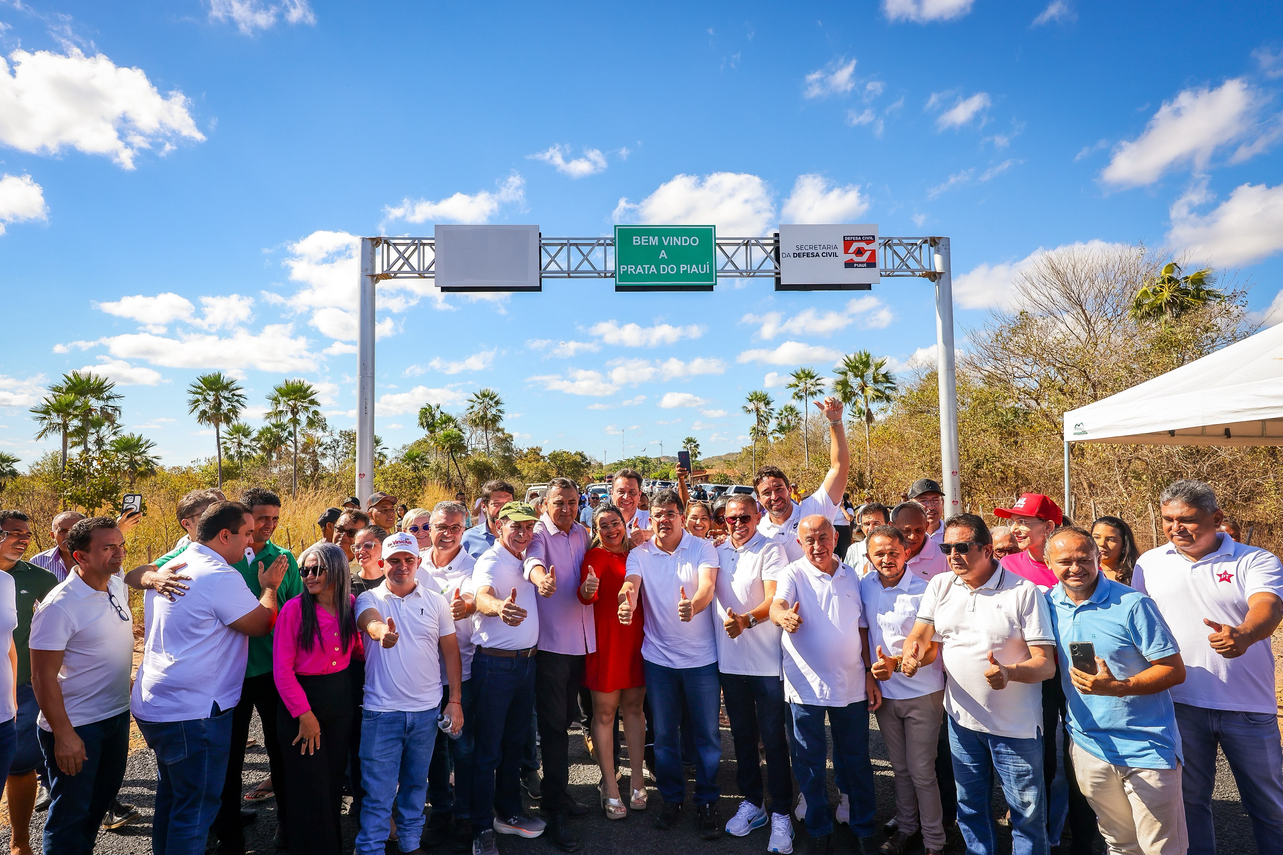 Dr. Vinicius vistoria obras e destaca nova praça e rodovia em Prata do Piauí